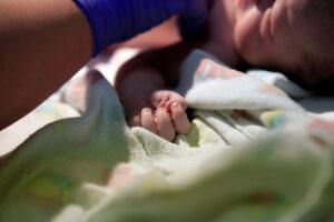 The first minutes of life of the newborn girl